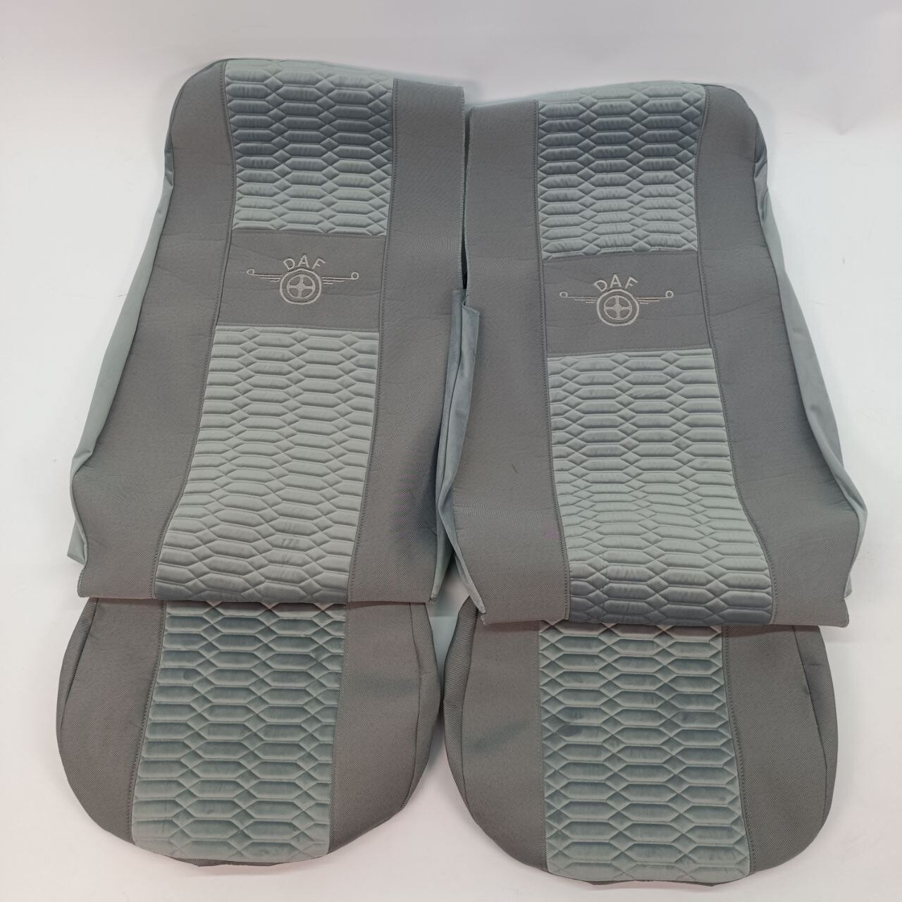 Чехол на сиденья KADIFE Велюр+Ткань DAF XF105 106 XG CF85 LF (2013-2024) шир. спинка серый Чехол на сиденья KADIFE Велюр+Ткань DAF XF105 106 XG CF85 LF (2013-2024) шир. спинка серый