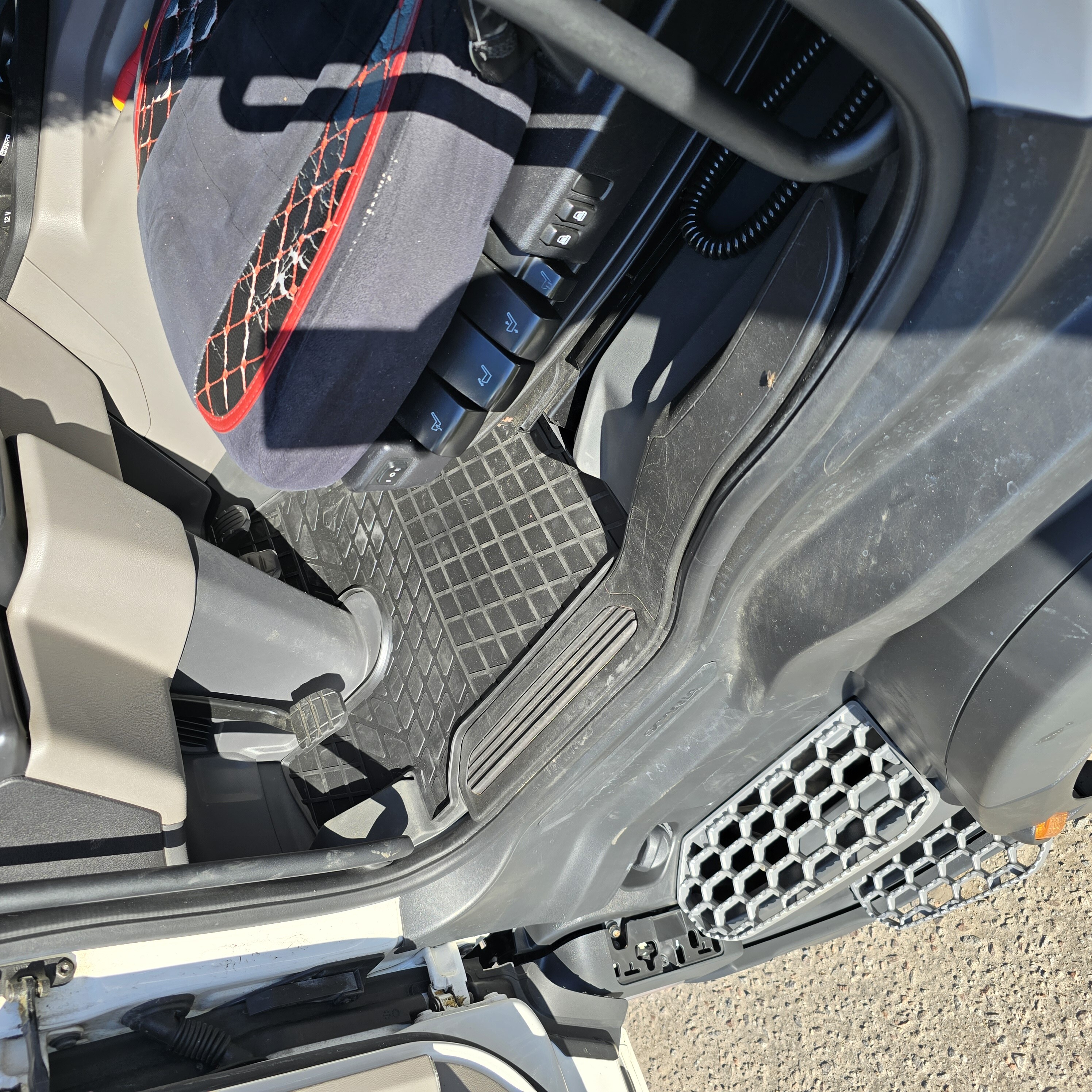 Килимок салону гумовий Scania G (2017р. ...) \лів-прав\ \STINGRAY\ Килимок салону гумовий Scania G (2017р. ...) \лів-прав\ \STINGRAY\