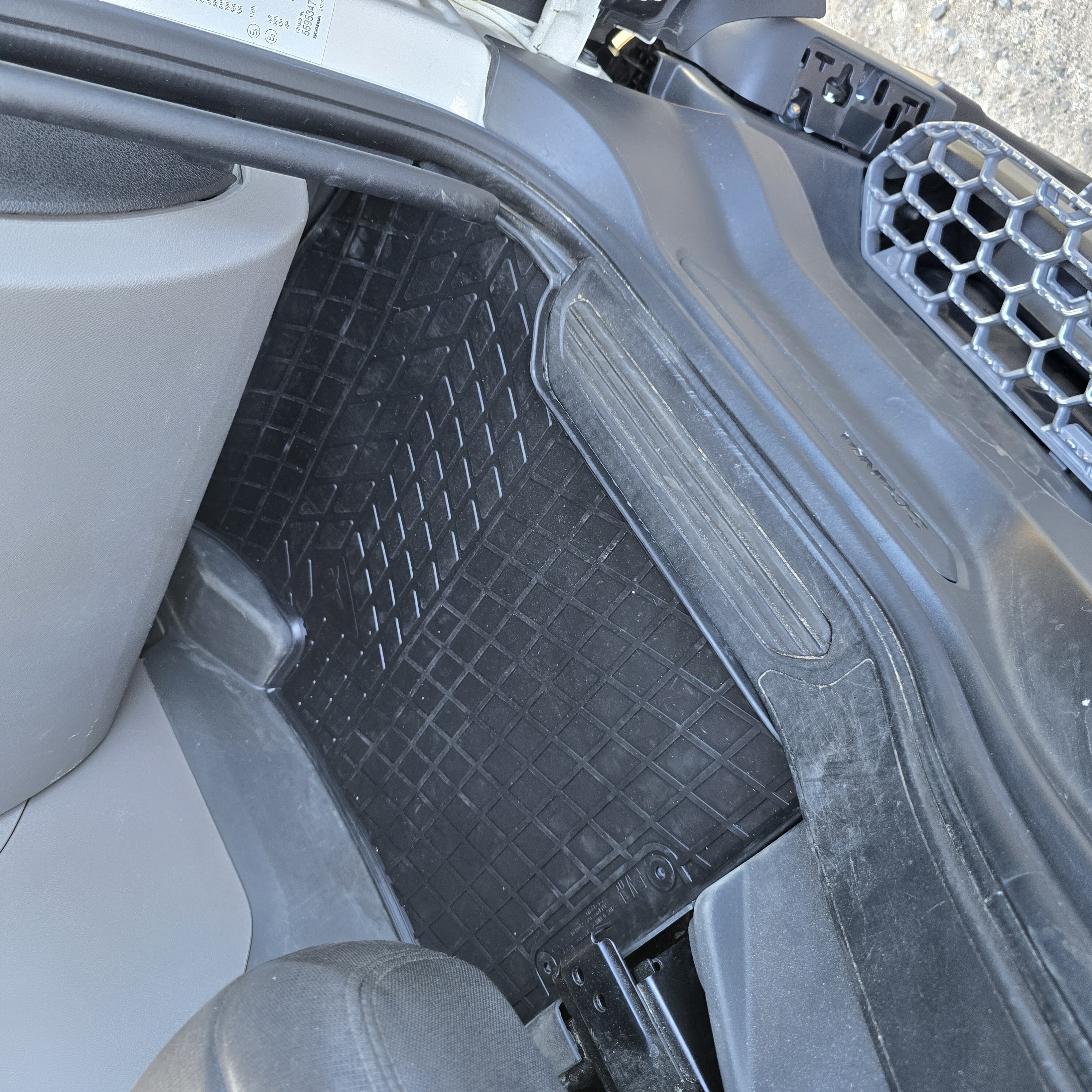 Килимок салону гумовий Scania G (2017р. ...) \лів-прав\ \STINGRAY\ Килимок салону гумовий Scania G (2017р. ...) \лів-прав\ \STINGRAY\