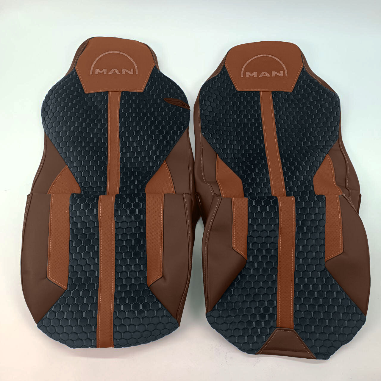 Чехол на сиденья Enterprise MAN TGX,TGA,TGL,TGM,TGS; (2007-2020) 1 ремень, водитель (Низкий) пассажир (Высокий) коричневый Чехол на сиденья Enterprise MAN TGX,TGA,TGL,TGM,TGS; (2007-2020) 1 ремень, водитель (Низкий) пассажир (Высокий) коричневый