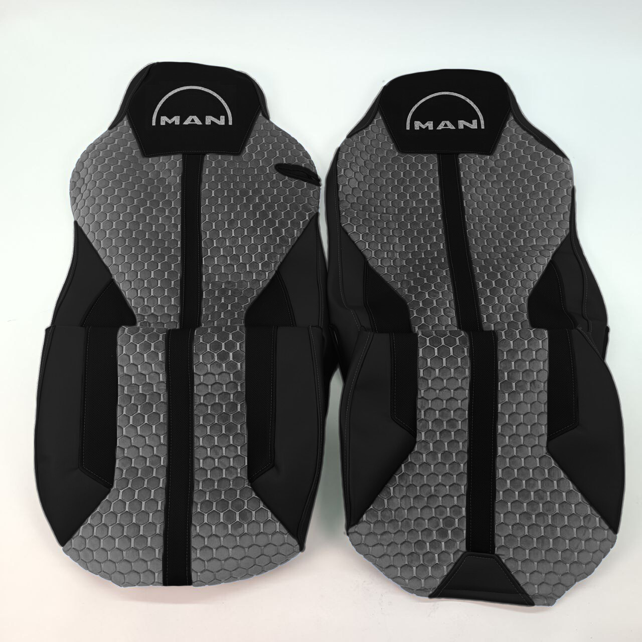 Чехол на сиденья Enterprise MAN TGX,TGA,TGL,TGM,TGS; (2007-2020) 1 ремень, водитель (Низкий) пассажир (Высокий) кожа черн.-велюр сота серая. Чехол на сиденья Enterprise MAN TGX,TGA,TGL,TGM,TGS; (2007-2020) 1 ремень, водитель (Низкий) пассажир (Высокий) кожа черн.-велюр сота серая.