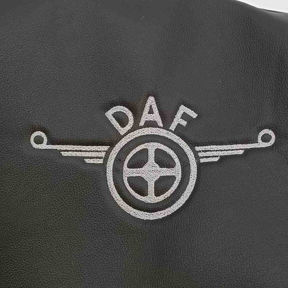 Чехол на сиденья DAF XF105 106 XG CF85 LF (2013-2024) черная кожа с серой ниткой Чехол на сиденья DAF XF105 106 XG CF85 LF (2013-2024) черная кожа с серой ниткой