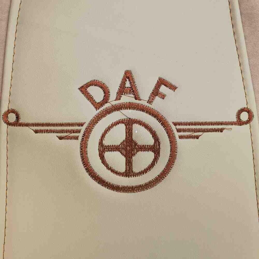 Чехол на сиденья Chess DAF XF95 105 CF85 75 65 LF (2002-2012) кожа- велюр бежевый. Чехол на сиденья Chess DAF XF95 105 CF85 75 65 LF (2002-2012) кожа- велюр бежевый.