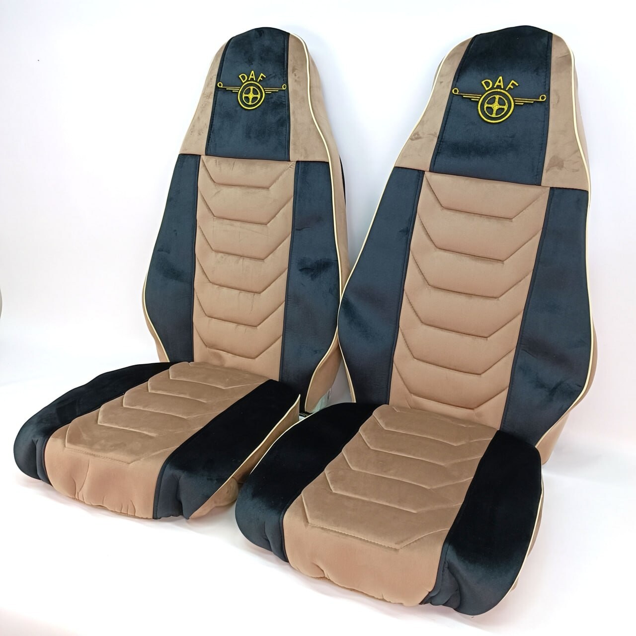 Чохол на сидіння Chess DAF XF95 105 CF85 75 65 LF (2002-2012) велюр чорн-велюр беж. Чохол на сидіння Chess DAF XF95 105 CF85 75 65 LF (2002-2012) велюр чорн-велюр беж.