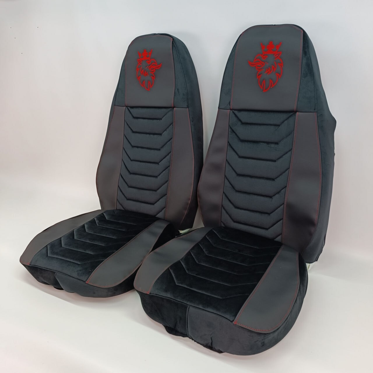 Чохол на сидіння Chess SCANIA R,G,P (2004-2017) водій пілот - пас. пілот чорний велюр - чорна шкіра Чохол на сидіння Chess SCANIA R,G,P (2004-2017) водій пілот - пас. пілот чорний велюр - чорна шкіра