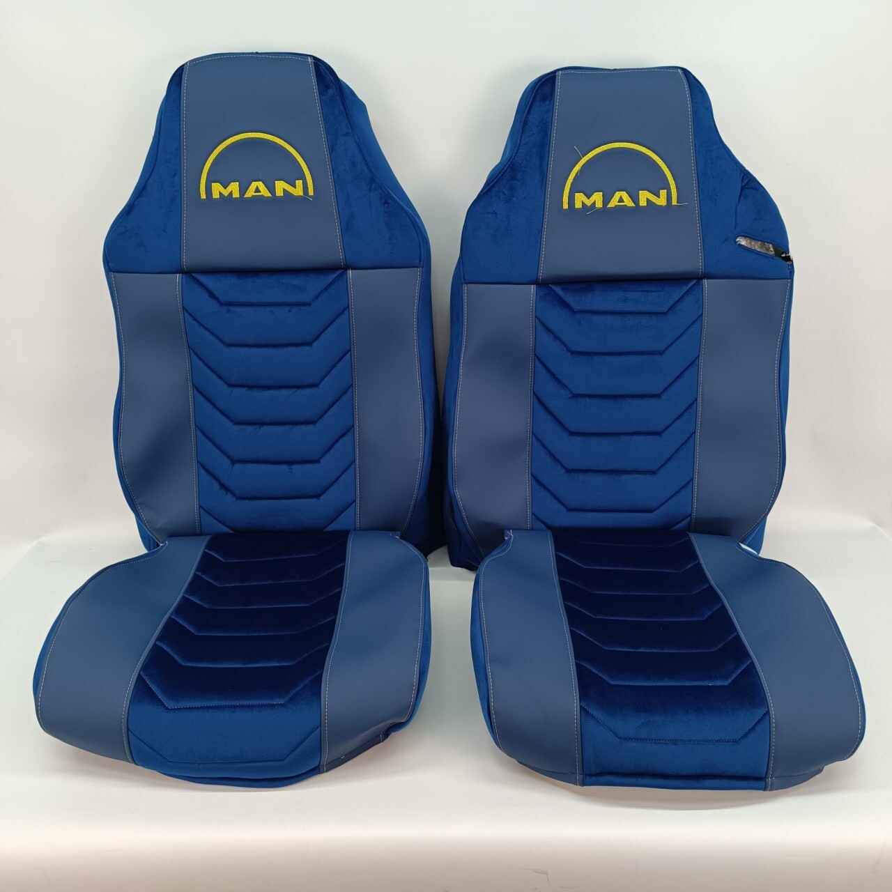 Чехол на сиденья Chess MAN TGX,TGA,TGL,TGM,TGS; (2007-2020) 1 ремень, водитель (Низкий) пассажир (Высокий) синий велюр-синяя кожа Чехол на сиденья Chess MAN TGX,TGA,TGL,TGM,TGS; (2007-2020) 1 ремень, водитель (Низкий) пассажир (Высокий) синий велюр-синяя кожа