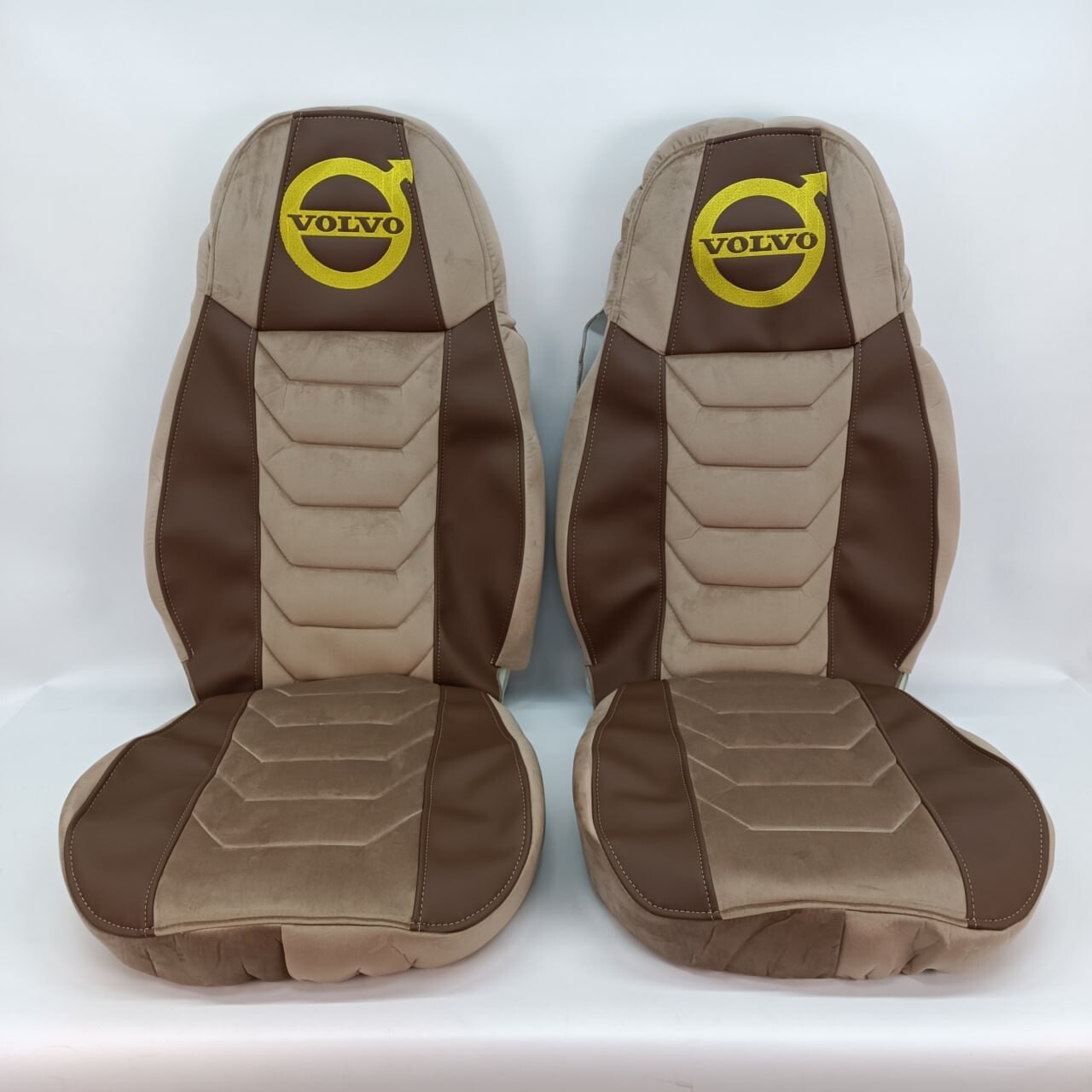 Чехол на сиденья Chess VOLVO FH FM (2014-...) корич. велюр - корич. кожа Чехол на сиденья Chess VOLVO FH FM (2014-...) корич. велюр - корич. кожа