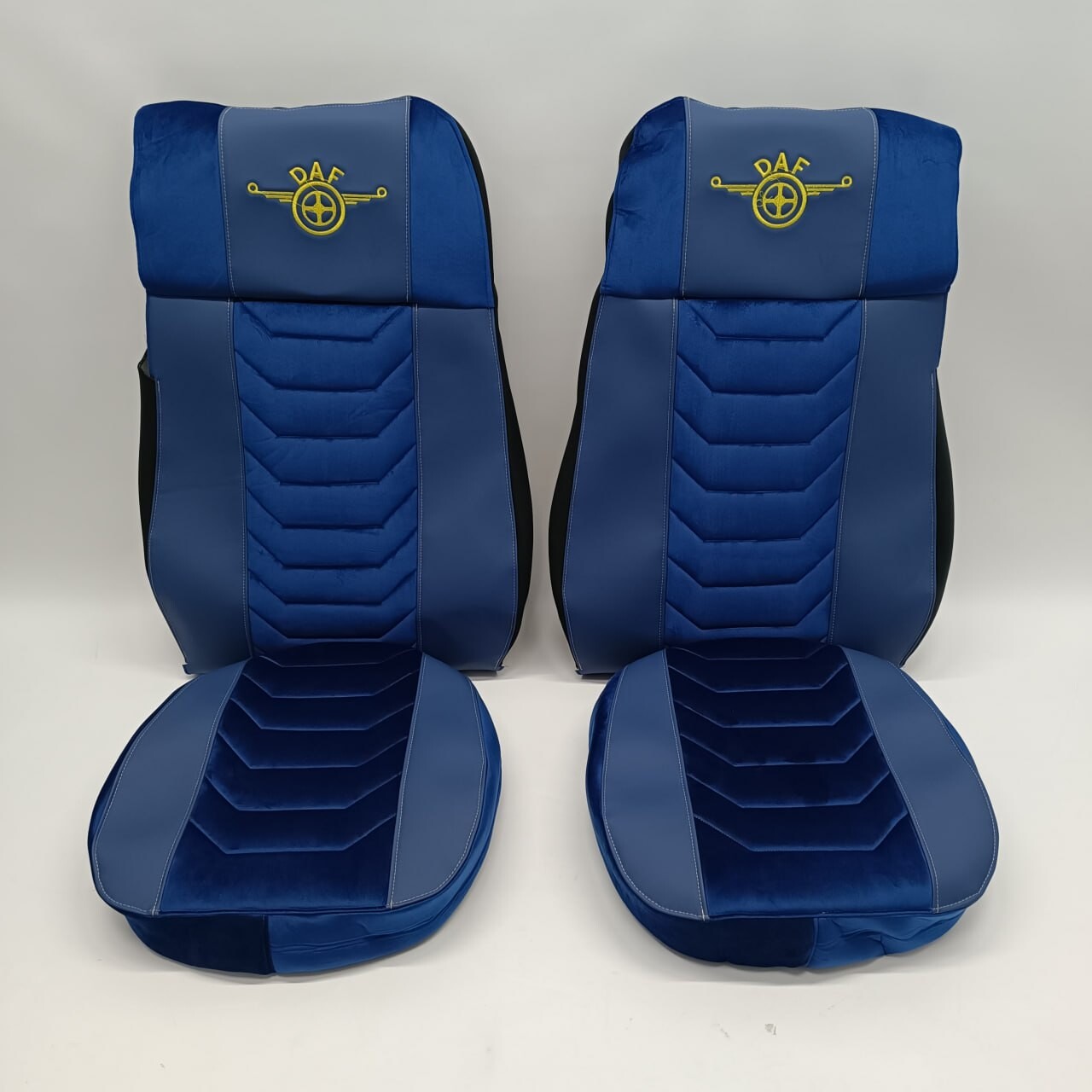 Чехол на сиденья Chess DAF XF105 106 XG CF85 LF (2013-2024) синяя кожа-синий велюр Чехол на сиденья Chess DAF XF105 106 XG CF85 LF (2013-2024) синяя кожа-синий велюр