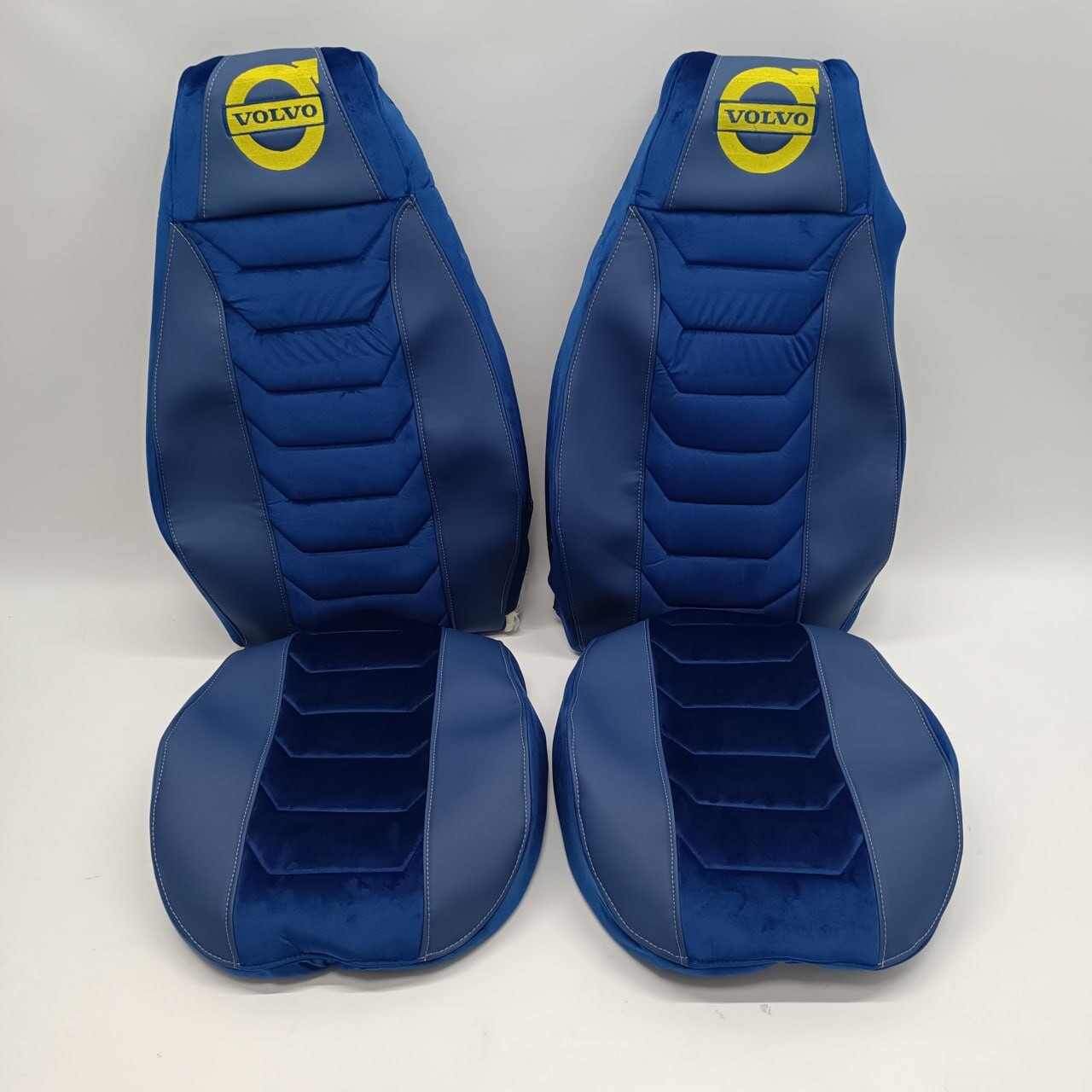 Чохол на сидіння Chess VOLVO FH FM (2002-2013) синій. велюр-синя. шкіра Чохол на сидіння Chess VOLVO FH FM (2002-2013) синій. велюр-синя. шкіра
