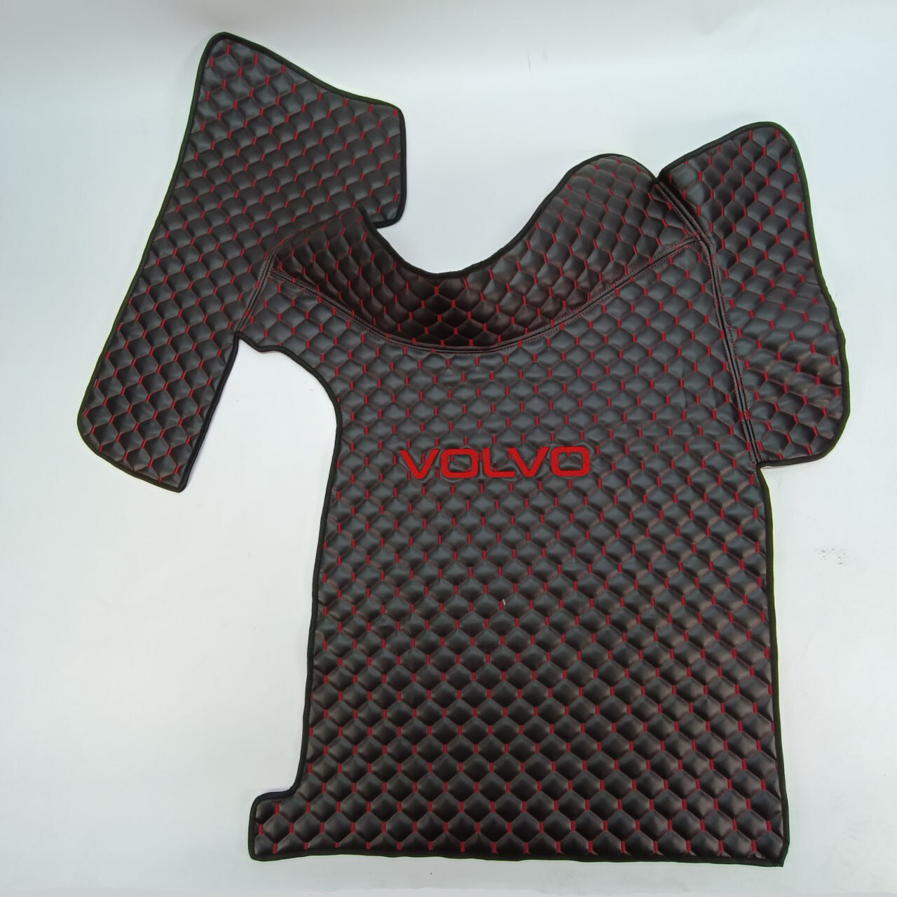 Коврик Экокожа VOLVO FH 2003-2013; МКПП, черный с вышивкой, АСП Коврик Экокожа VOLVO FH 2003-2013; МКПП, черный с вышивкой, АСП