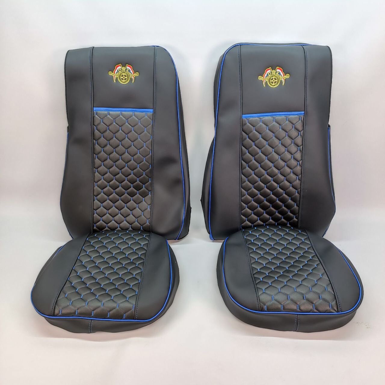 Чехол на сиденья KAR Кожа+стежка DAF XF105 106 XG CF85 LF (2013-2024) черная кожа с синей ниткой Z047 Чехол на сиденья KAR Кожа+стежка DAF XF105 106 XG CF85 LF (2013-2024) черная кожа с синей ниткой Z047