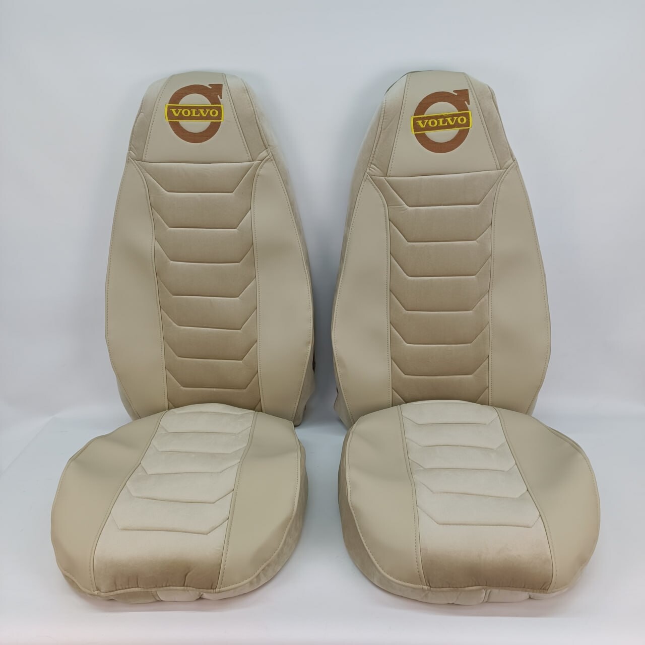 Чехол на сиденья Chess VOLVO FH FM (2002-2013) беж. велюр-беж. кожа Чехол на сиденья Chess VOLVO FH FM (2002-2013) беж. велюр-беж. кожа