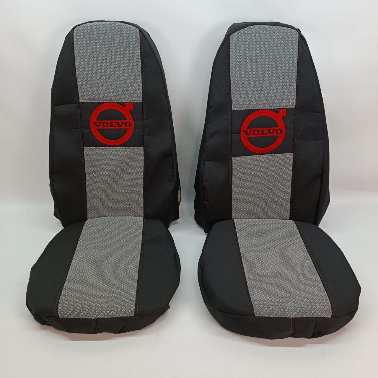 Чехол на сиденья VOLVO FH FM (2002-2013) (пилот) серая средина - черные бока Чехол на сиденья VOLVO FH FM (2002-2013) (пилот) серая средина - черные бока