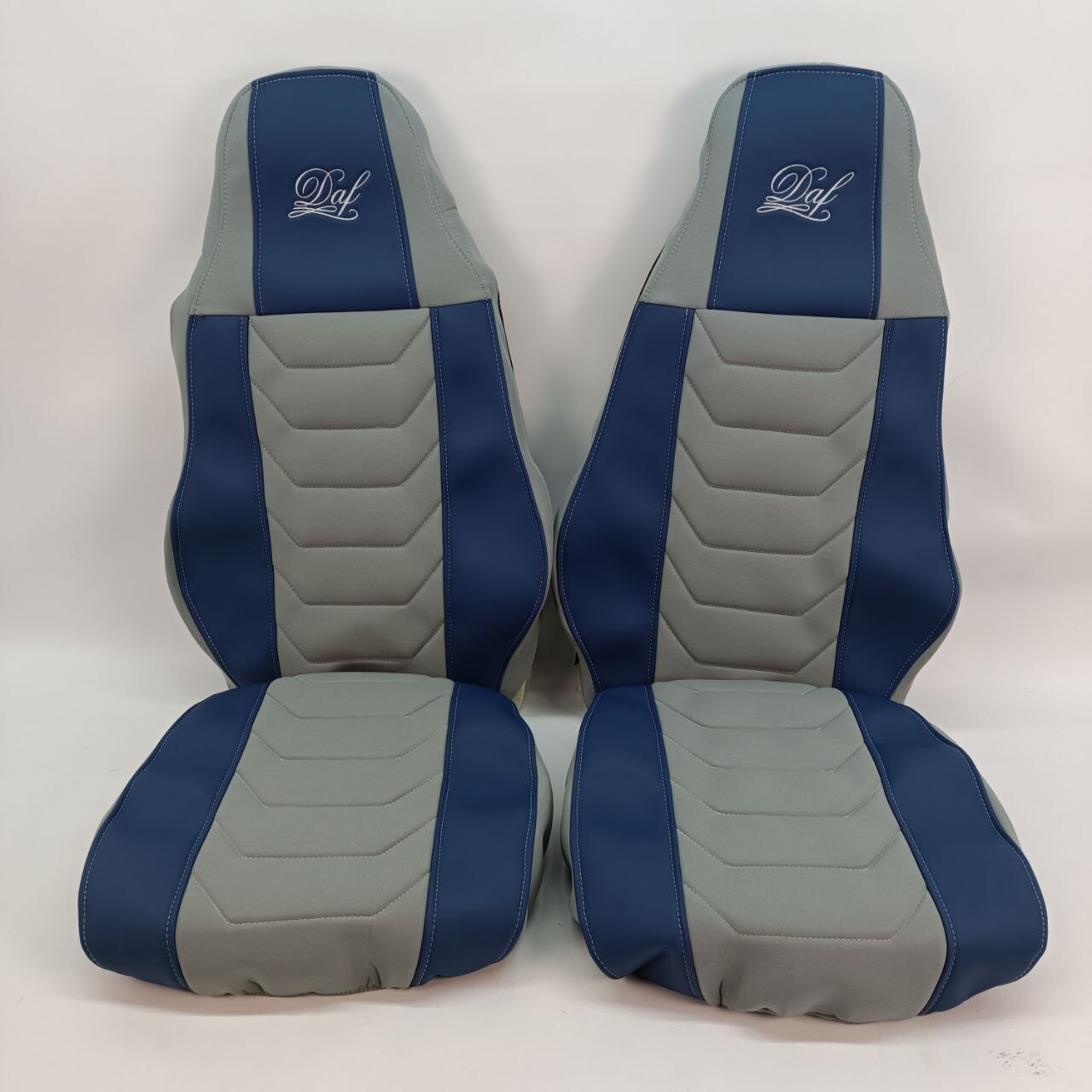 Чехол на сиденья Chess DAF XF95 105 CF85 75 65 LF (2002-2012) синяя кожа- серый велюр Чехол на сиденья Chess DAF XF95 105 CF85 75 65 LF (2002-2012) синяя кожа- серый велюр