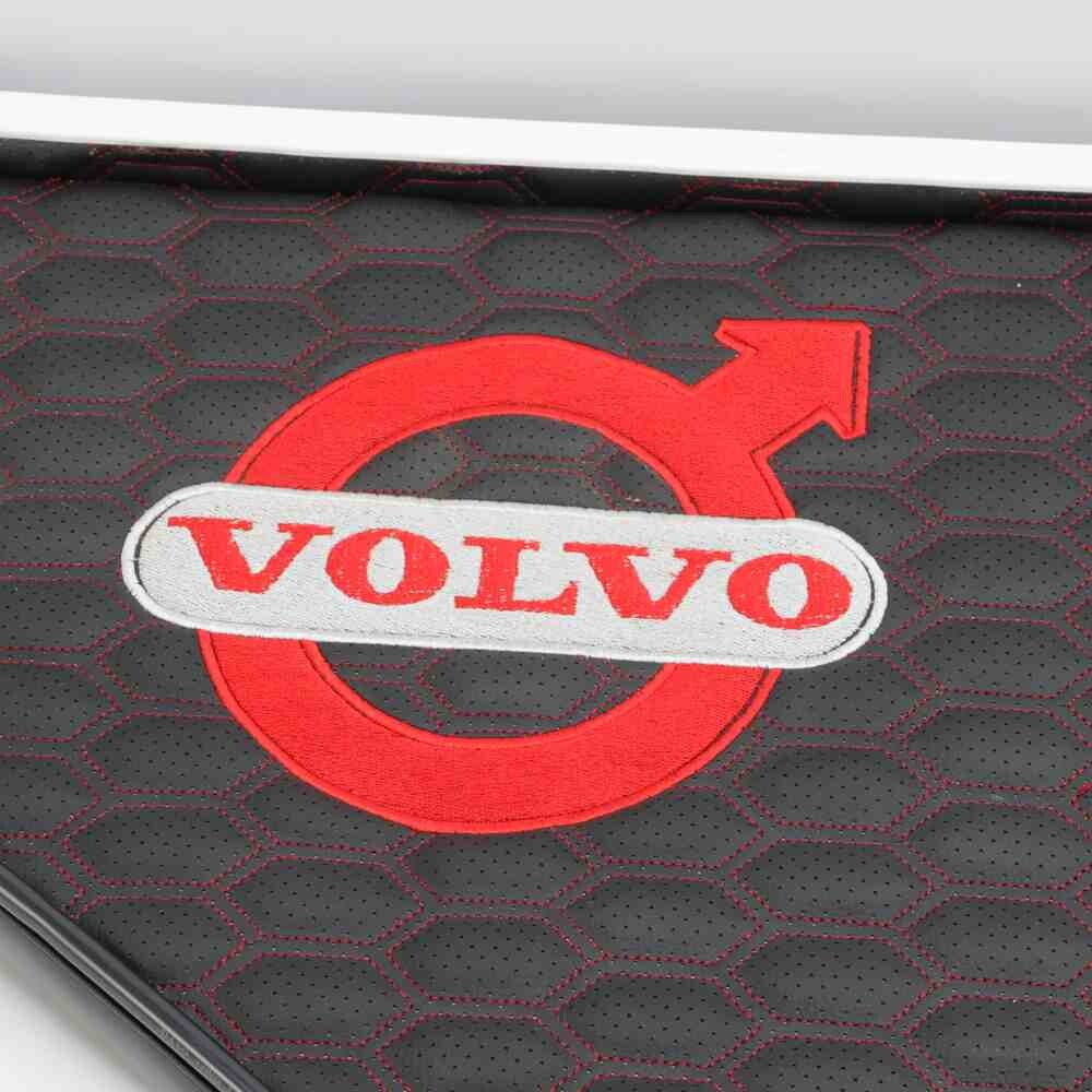 Полка кабины длинная VOLVO FH 12\16  98-02г. черная перфорация с вышивкой\ST- Экокожа стёжка\