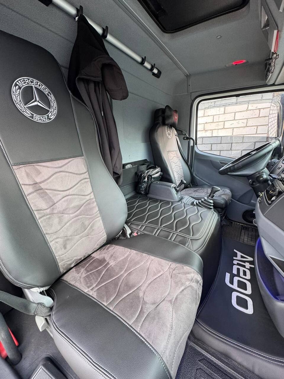 Чохол на сидіння MERCEDES ATEGO з 2013 р.вод.пілот з ременем-пас пілот, чорно-сірий Чохол на сидіння MERCEDES ATEGO з 2013 р.вод.пілот з ременем-пас пілот, чорно-сірий