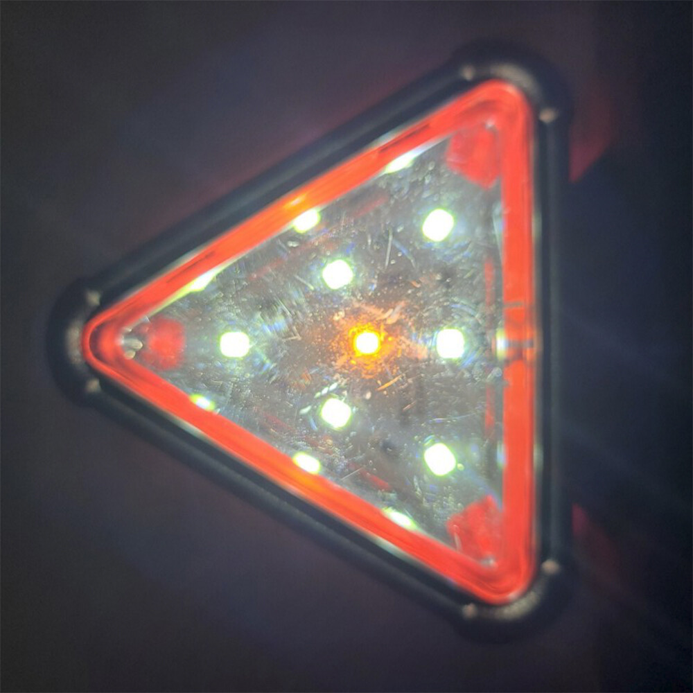 Габаритный фонарь треугольный; красно-белый; 12-24V; 8,5 см Габаритный фонарь треугольный; красно-белый; 12-24V; 8,5 см