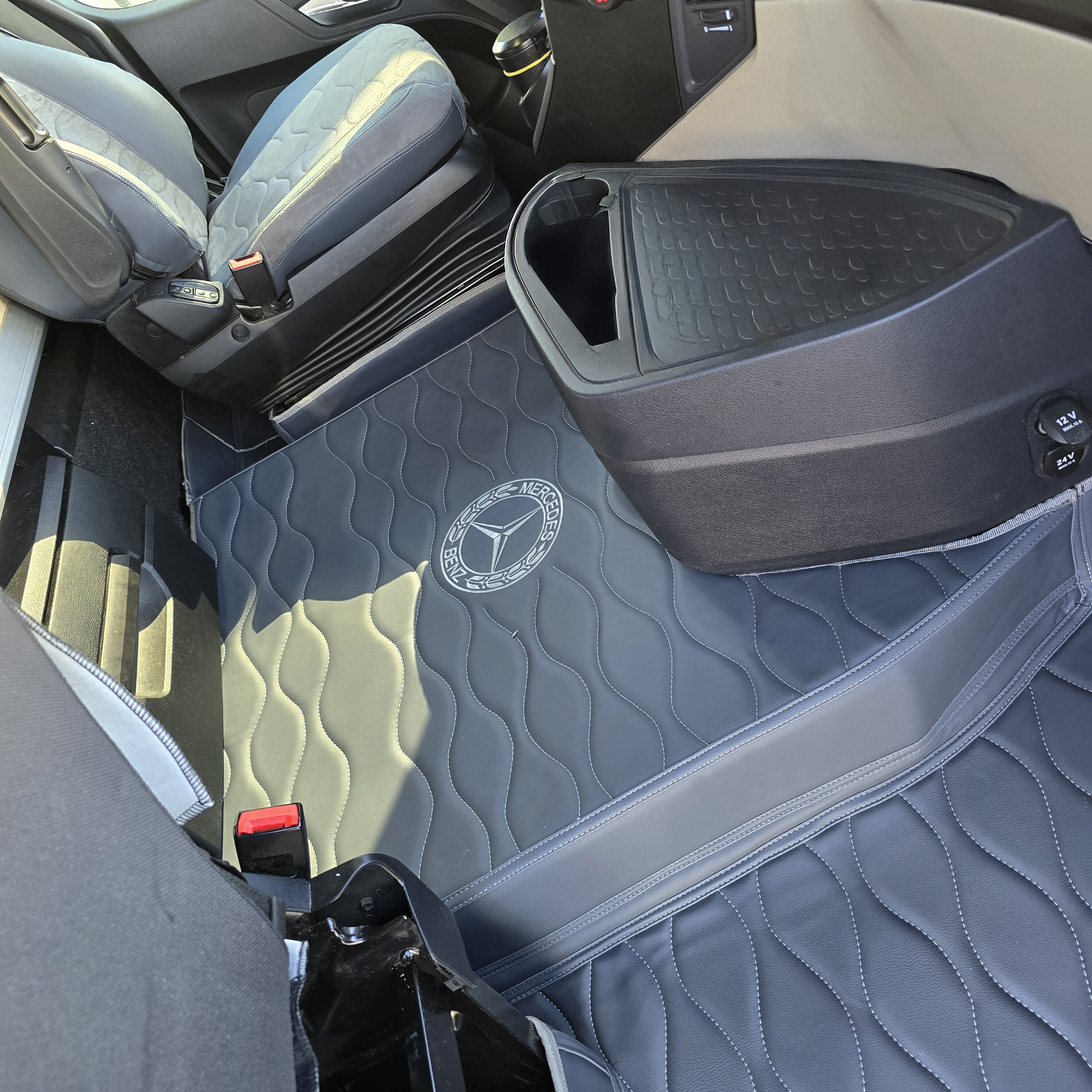 Коврик 3D Экокожа Mercedes Actros F EURO 6, серый Коврик 3D Экокожа Mercedes Actros F EURO 6, серый