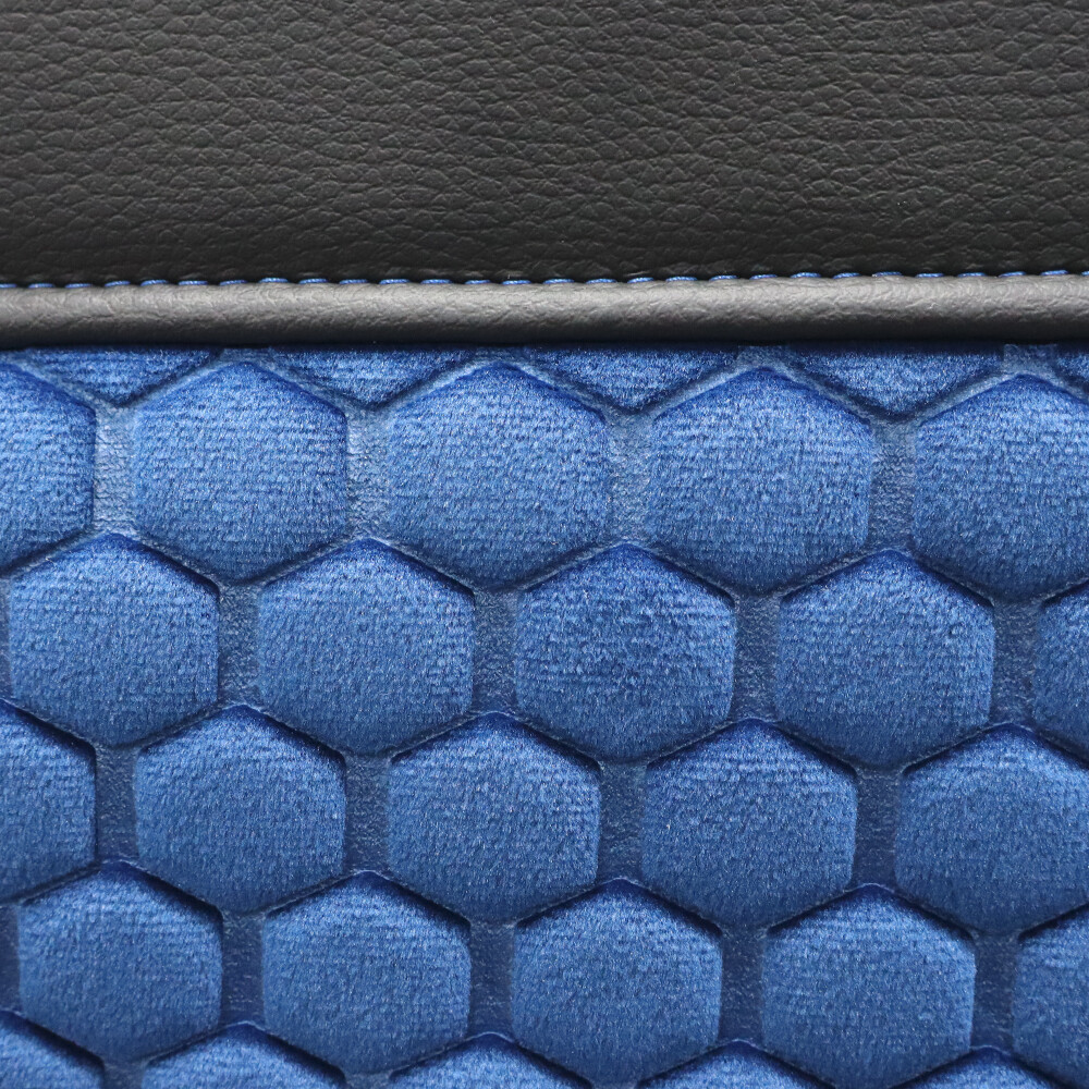 Чехол на сиденья MAN TGX,TGA,TGL,TGM,TGS; (2007-2020) 2 ремня, водитель и пассажир (Низкий), синяя сота -черная кожа Чехол на сиденья MAN TGX,TGA,TGL,TGM,TGS; (2007-2020) 2 ремня, водитель и пассажир (Низкий), синяя сота -черная кожа