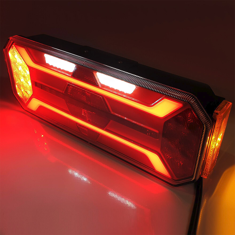 Фонарь задний FERZE 350х131х60 \прав.\ бег.указ.поворота , каб.  подсв. ном.