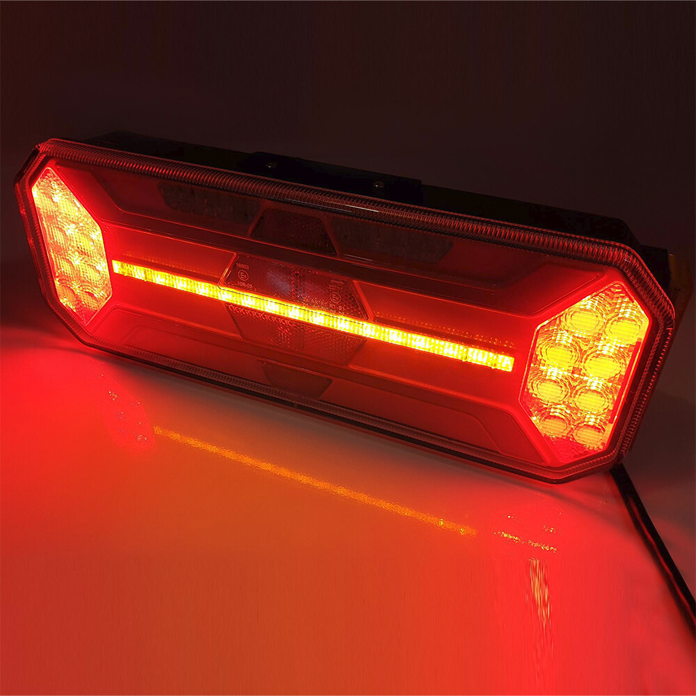 Фонарь задний FERZE 350х131х60 \прав.\ бег.указ.поворота , каб.  подсв. ном.