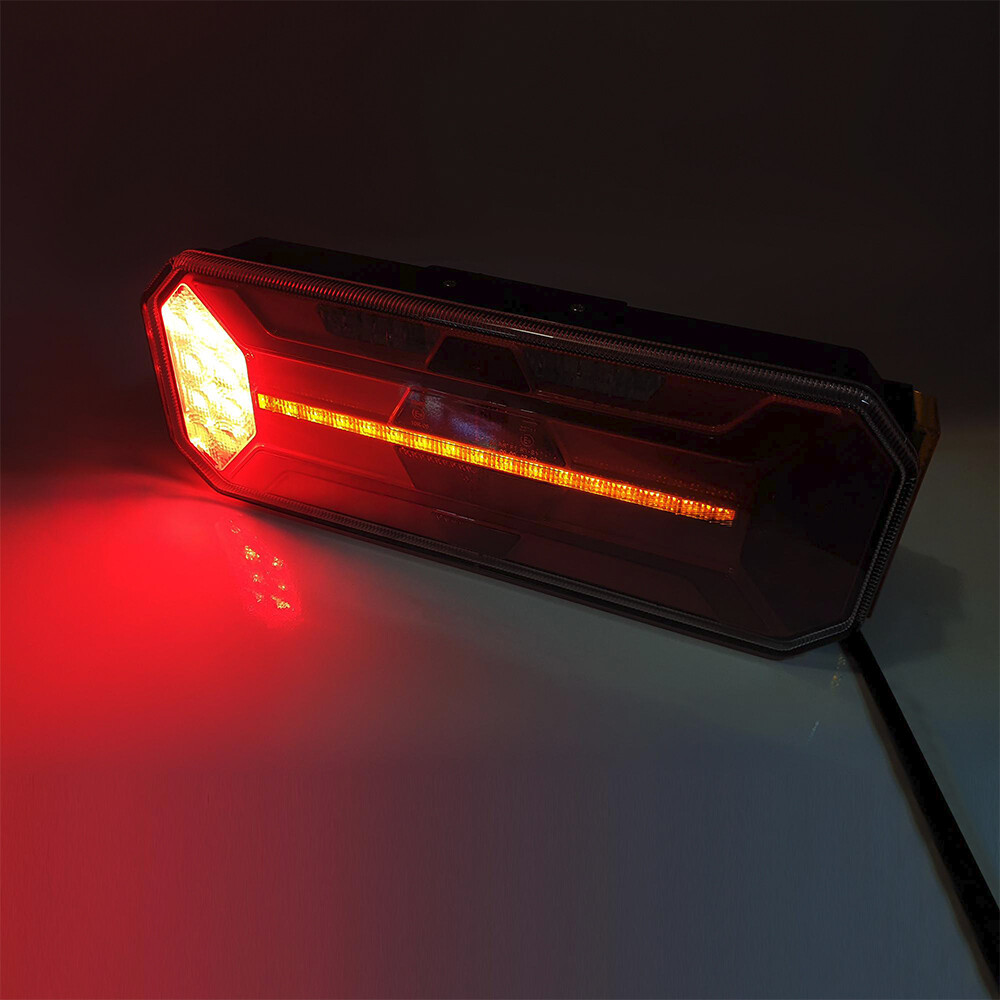 Фонарь задний FERZE 350х131х60 \прав.\ бег.указ.поворота , каб.  подсв. ном.