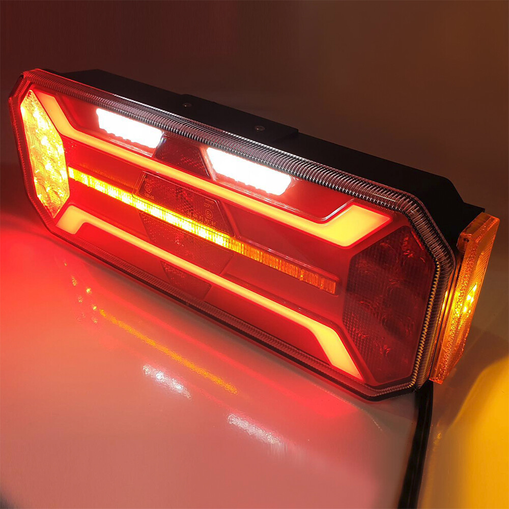 Фонарь задний FERZE 350х131х60 \прав.\ бег.указ.поворота , каб.  подсв. ном.