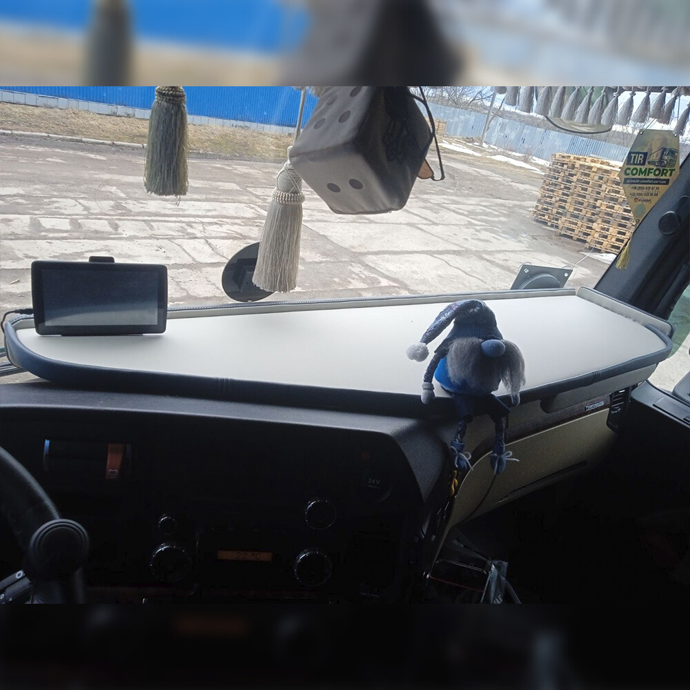 Полка кабины длинная Merc.Actros MP 4 бежевая плетенка (без вышивки) Полка кабины длинная Merc.Actros MP 4 бежевая плетенка (без вышивки)