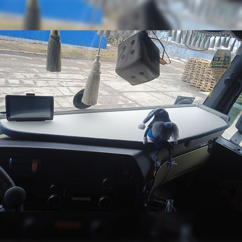 Полка кабины длинная Merc.Actros MP 4 бежевая плетенка (без вышивки) Полка кабины длинная Merc.Actros MP 4 бежевая плетенка (без вышивки)