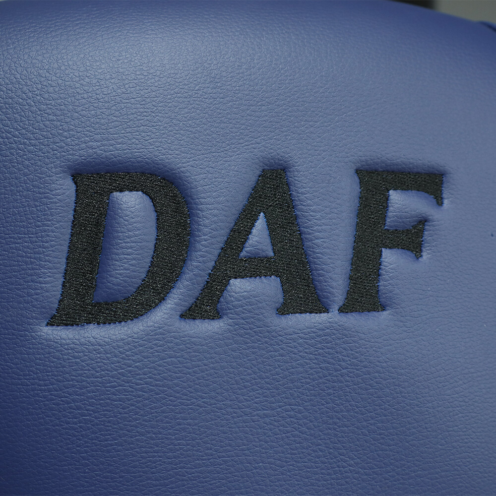 Чохол на сидіння KADIFE Велюр+Екошкіра DAF XF105 106 XG CF85 LF (2013-2024), чорний велюр-синя шкіра Чохол на сидіння KADIFE Велюр+Екошкіра DAF XF105 106 XG CF85 LF (2013-2024), чорний велюр-синя шкіра