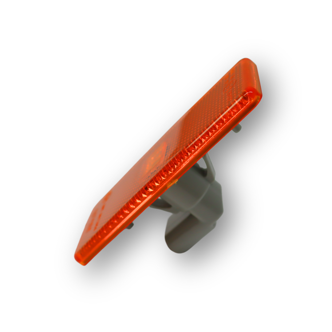 Фонарь габаритный  Merc.Atego 1 / 2. Axor 2 желтый LED с разъемом и монтажными фиксаторами