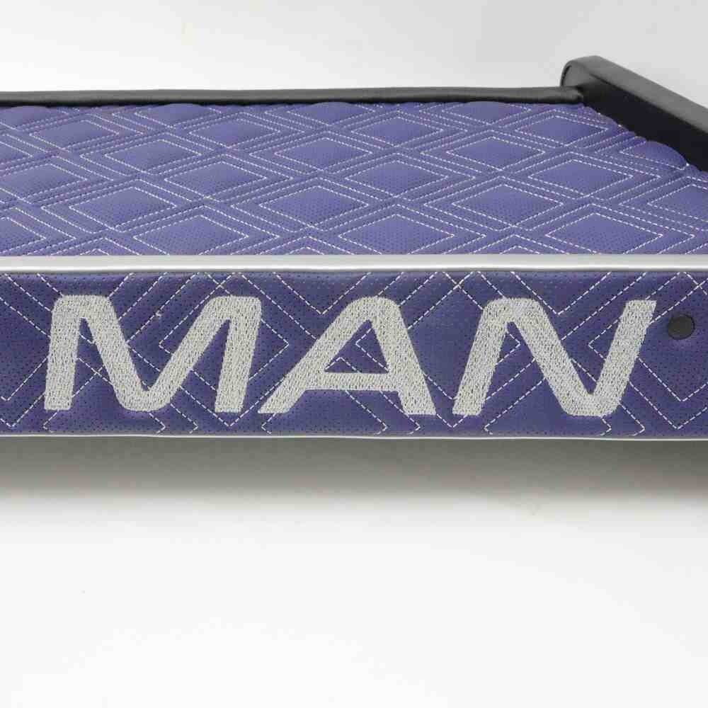 Полка кабины длинная MAN TGX; синяя перфорация  с вышивкой; ST - Экокожа стёжка; вся в коже