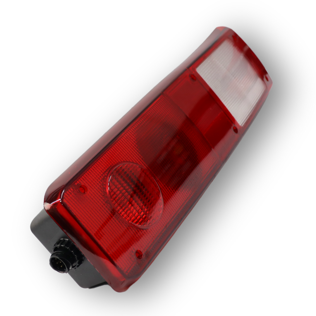 Фонарь задний RENAULT PREMIUM I / II - MAGNUM - KERAX (2006→) \прав.\с боковым разъемом AMP Фонарь задний RENAULT PREMIUM I / II - MAGNUM - KERAX (2006→) \прав.\с боковым разъемом AMP