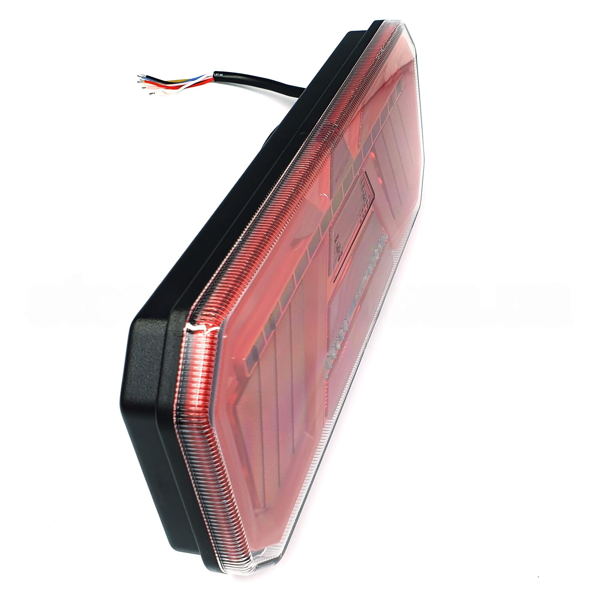 Фонарь задний FERZE 350х131х35 \лев.\ бег.указ.поворота , каб. Фонарь задний FERZE 350х131х35 \лев.\ бег.указ.поворота , каб.