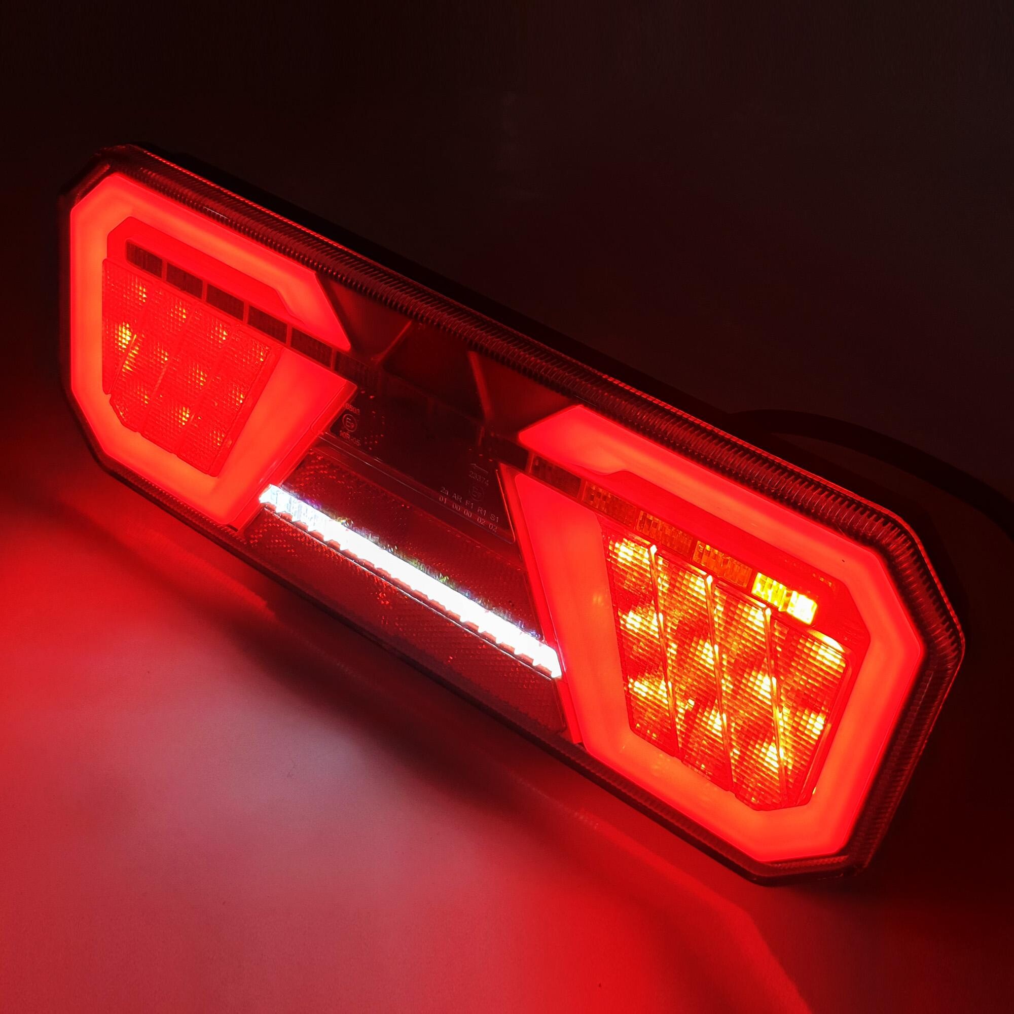 Фонарь задний FERZE 350х131х35 \лев.\ бег.указ.поворота , каб. Фонарь задний FERZE 350х131х35 \лев.\ бег.указ.поворота , каб.