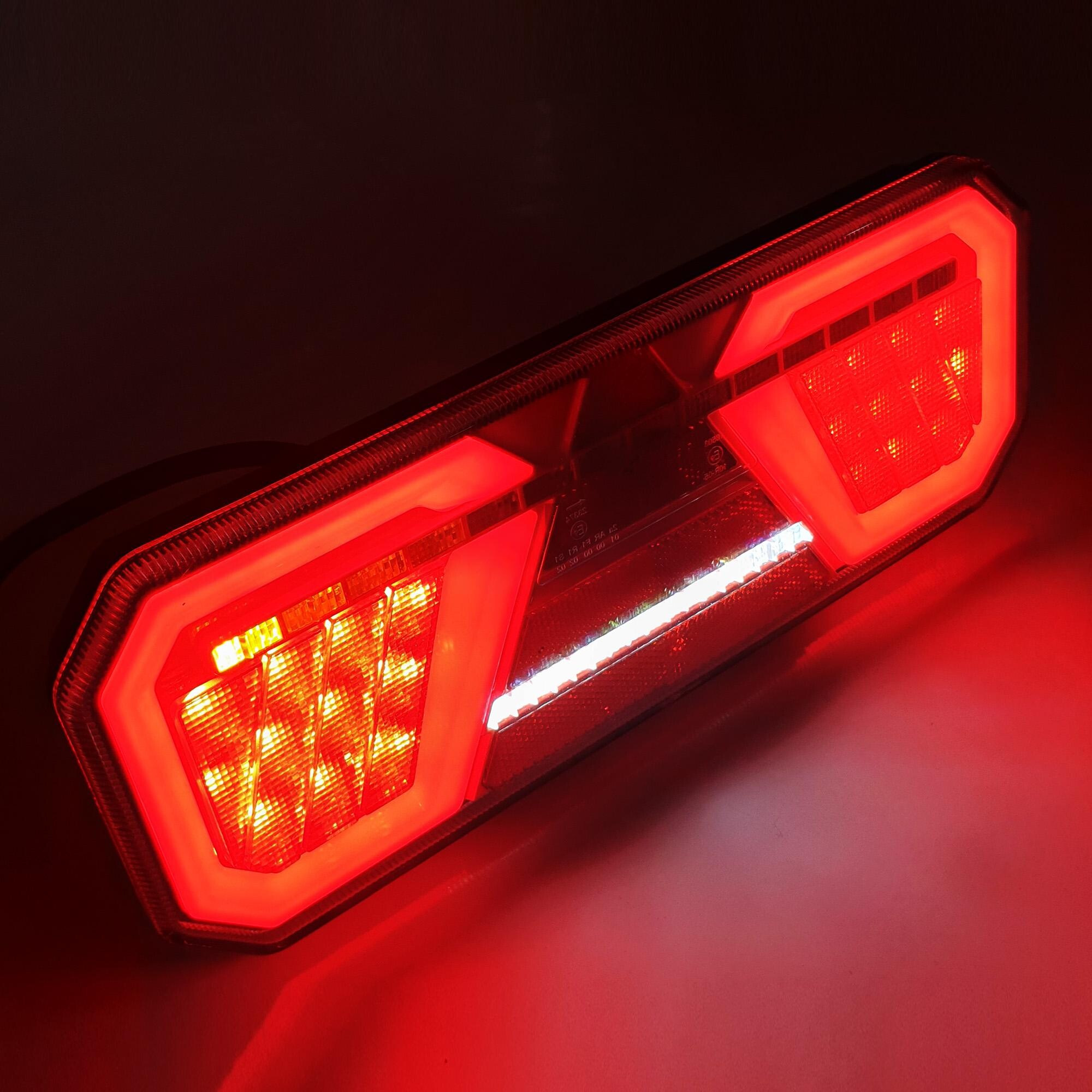 Фонарь задний FERZE 350х131х35 \прав.\ бег.указ.поворота , каб. Фонарь задний FERZE 350х131х35 \прав.\ бег.указ.поворота , каб.