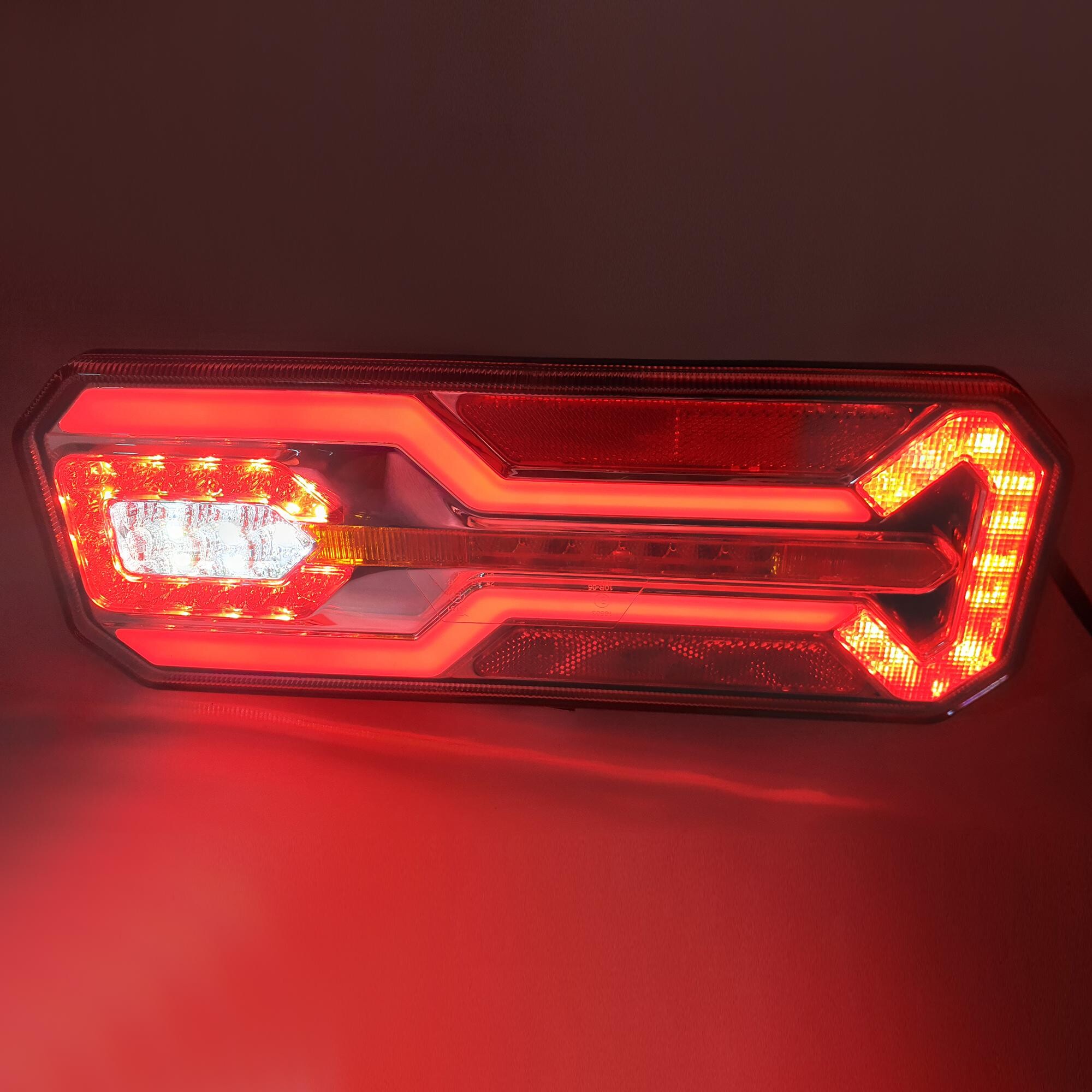 Фонарь задний FERZE 350х131х35 \лев.-прав.\ бег.указ.поворота , каб. Фонарь задний FERZE 350х131х35 \лев.-прав.\ бег.указ.поворота , каб.