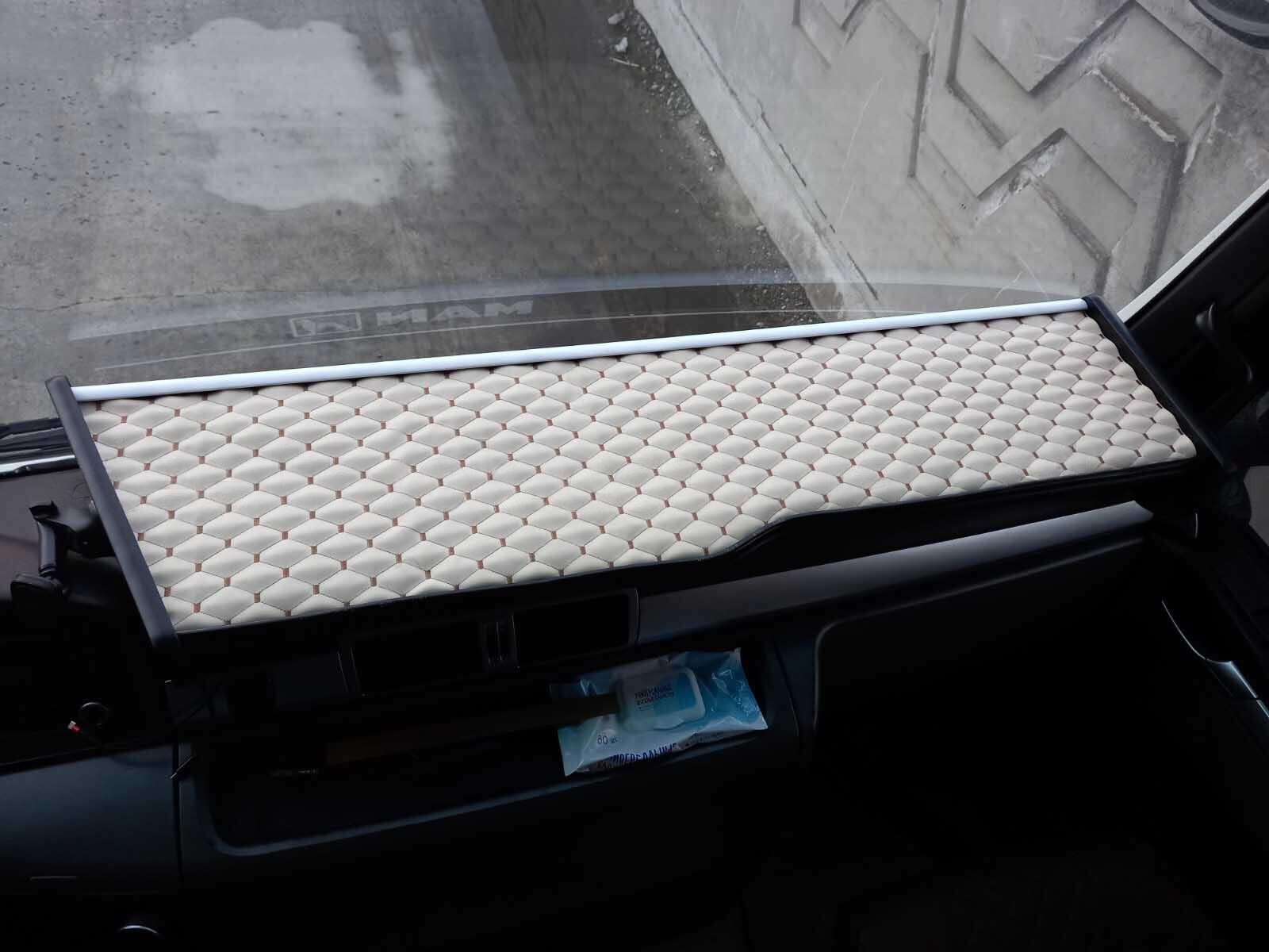 Полка кабины длинная MAN TGX бежевая\ST- Экокожа стёжка\ Полка кабины длинная MAN TGX бежевая\ST- Экокожа стёжка\