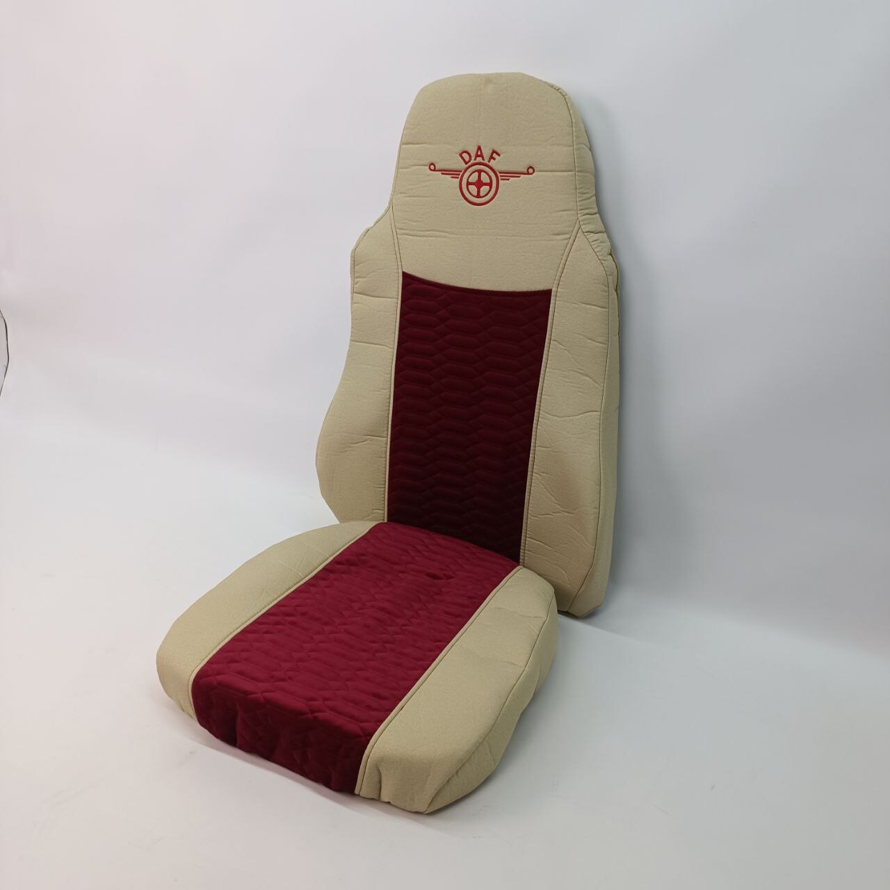 Чохол на сидіння KADIFE Велюр+Тканина DAF XF95 105 CF85 75 65 LF (2002-2012) беж. Чохол на сидіння KADIFE Велюр+Тканина DAF XF95 105 CF85 75 65 LF (2002-2012) беж.